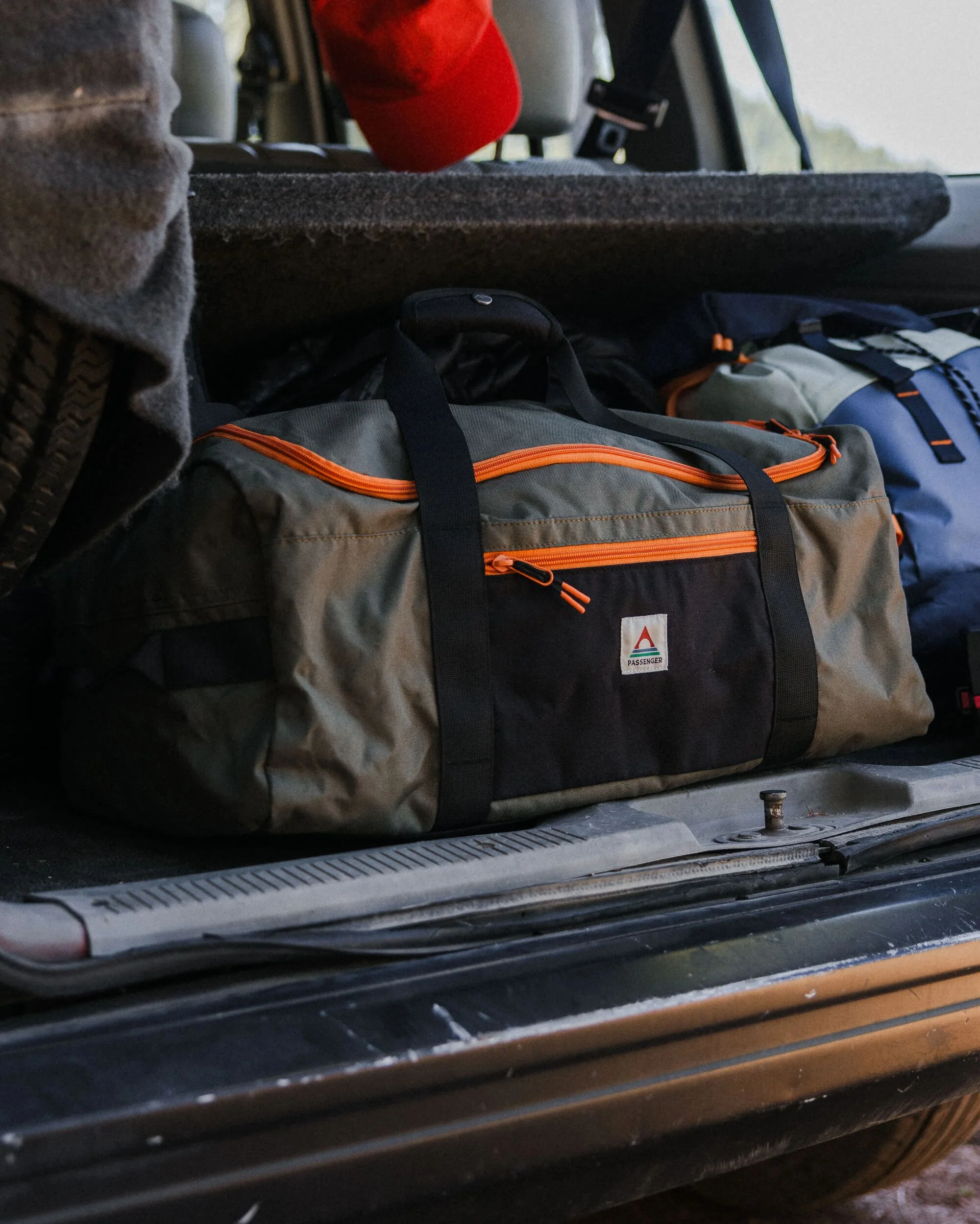 Boondocker 30L Duffel - True Black/ Khaki