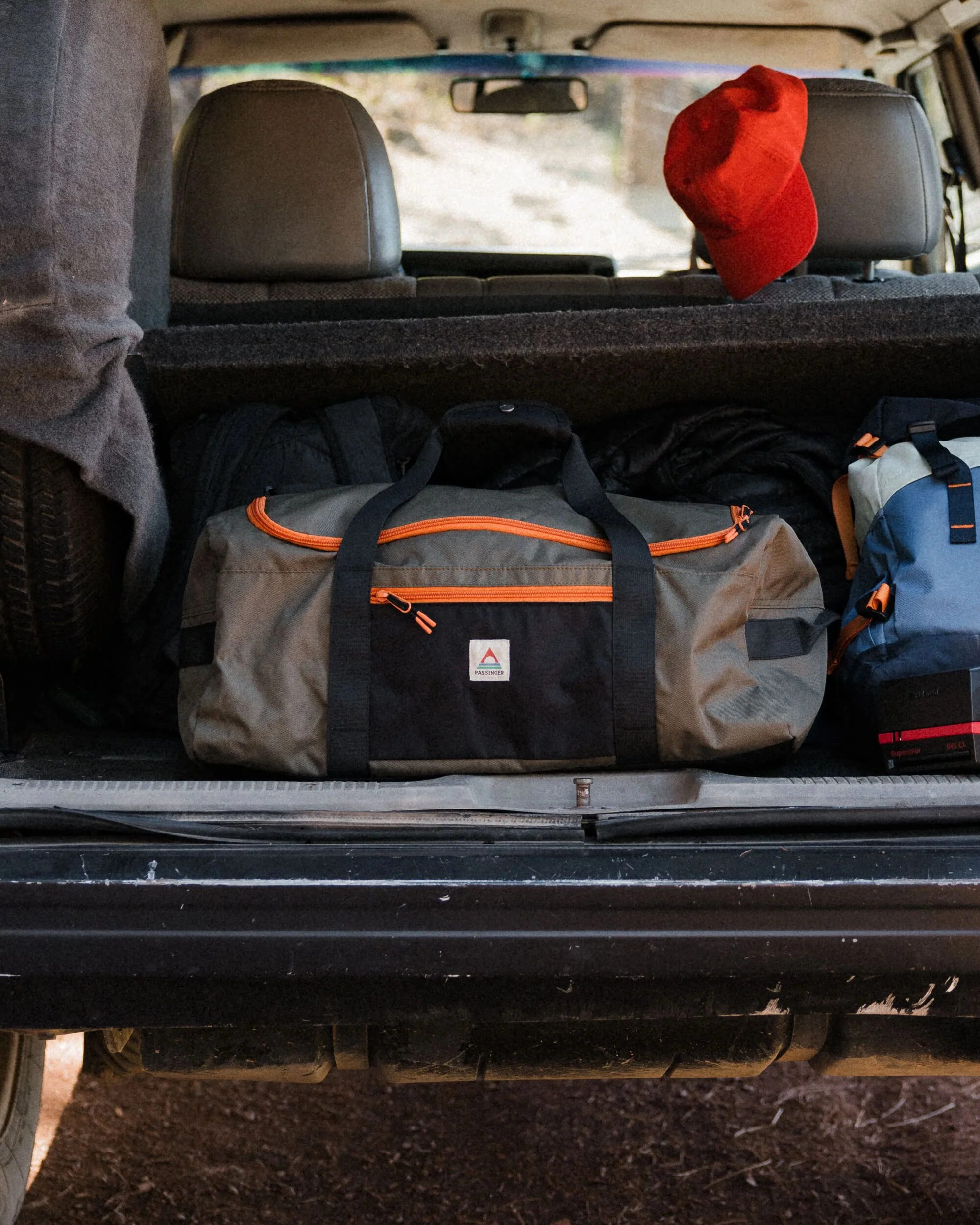 Boondocker 30L Duffel - True Black/ Khaki - Image 3
