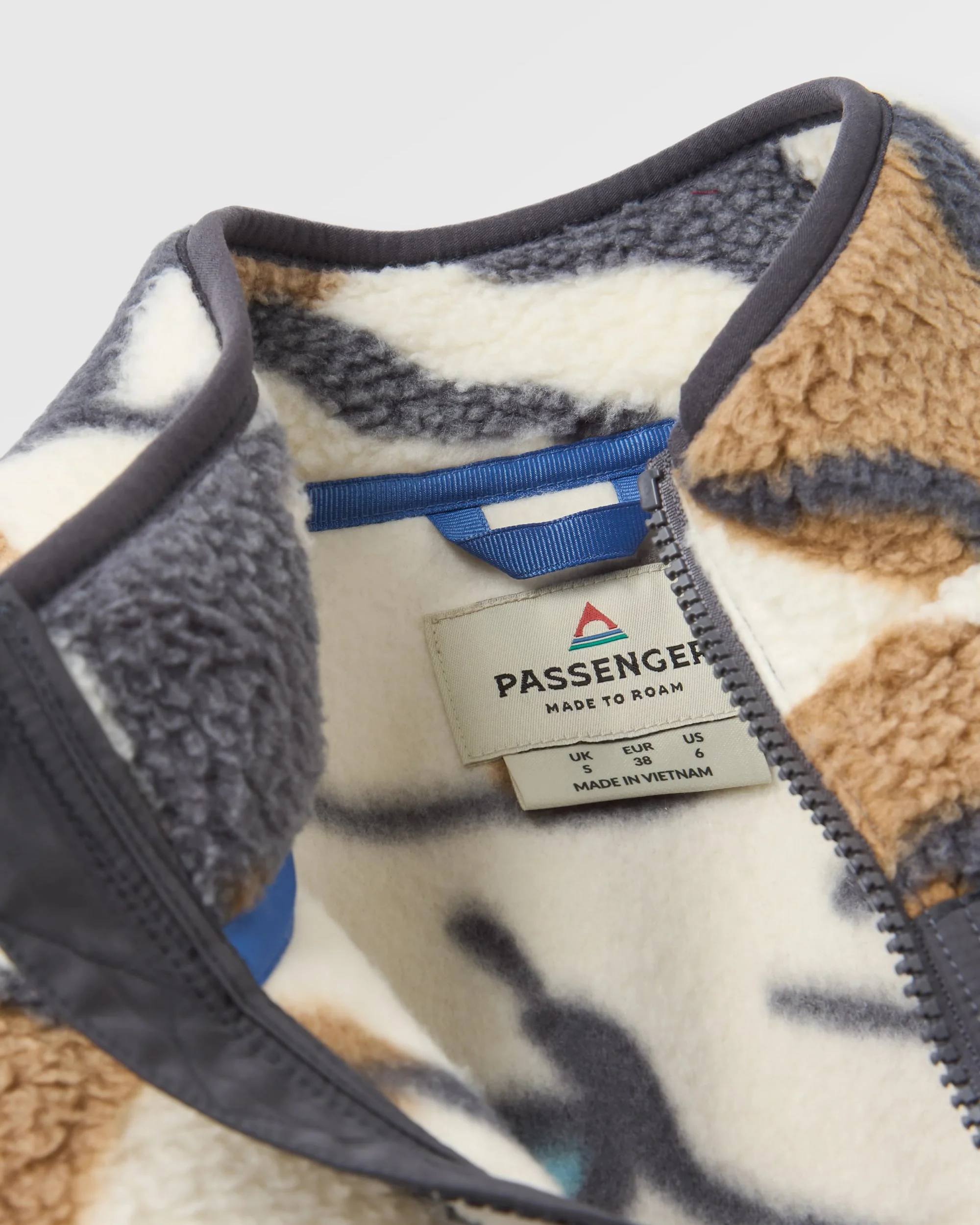 Fairbanks Sherpa Gilet - Abstract Trails Off White - Image 7