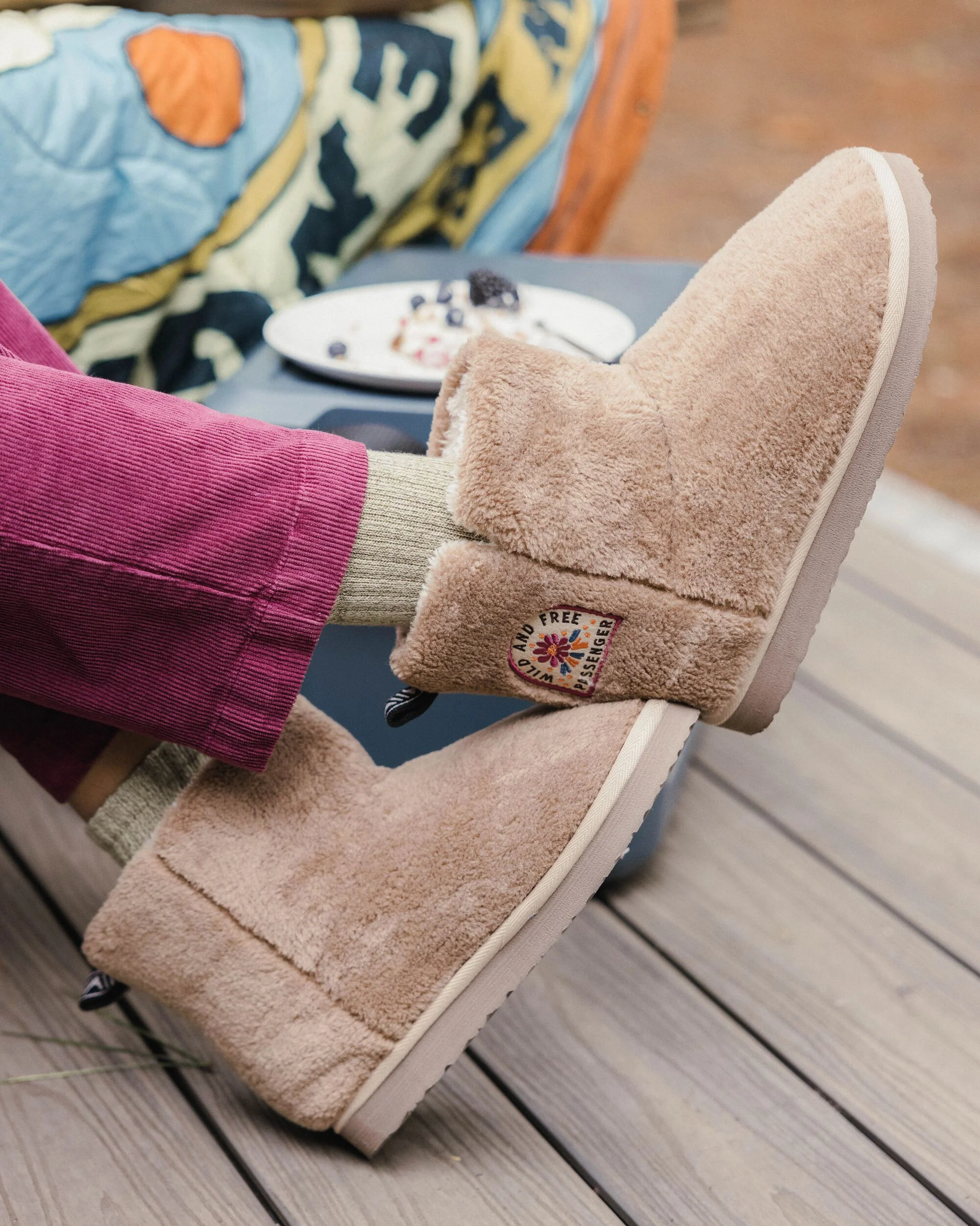 Hideaway Hut Sherpa Fleece Slipper - Biscuit