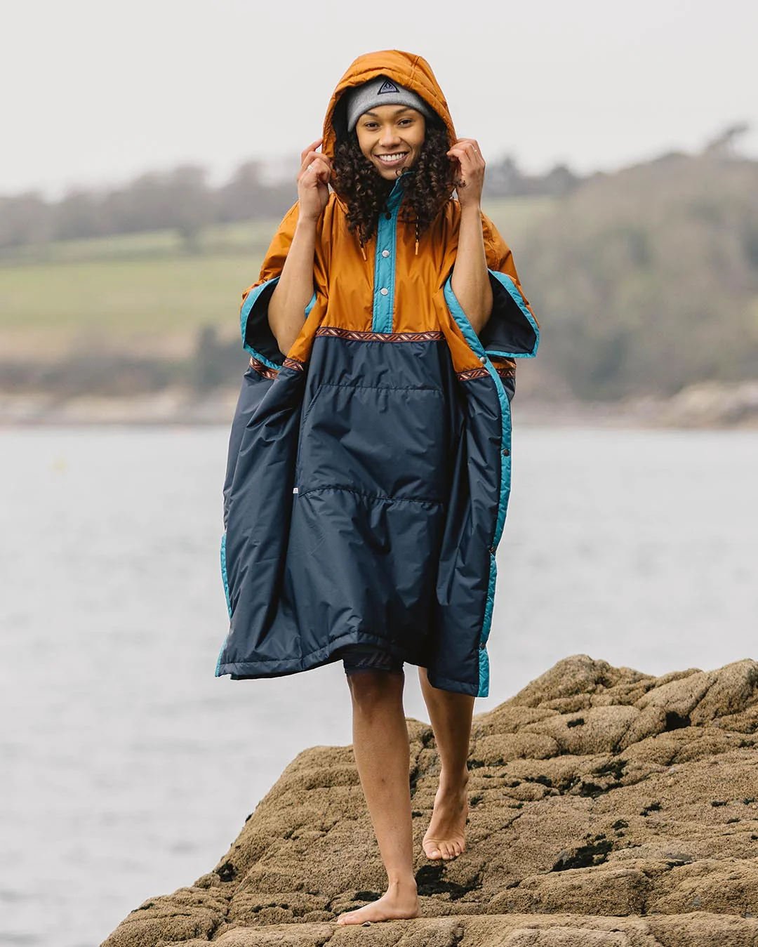 Outback Pull Over Changing Robe - Glazed Ginger/Deep Navy