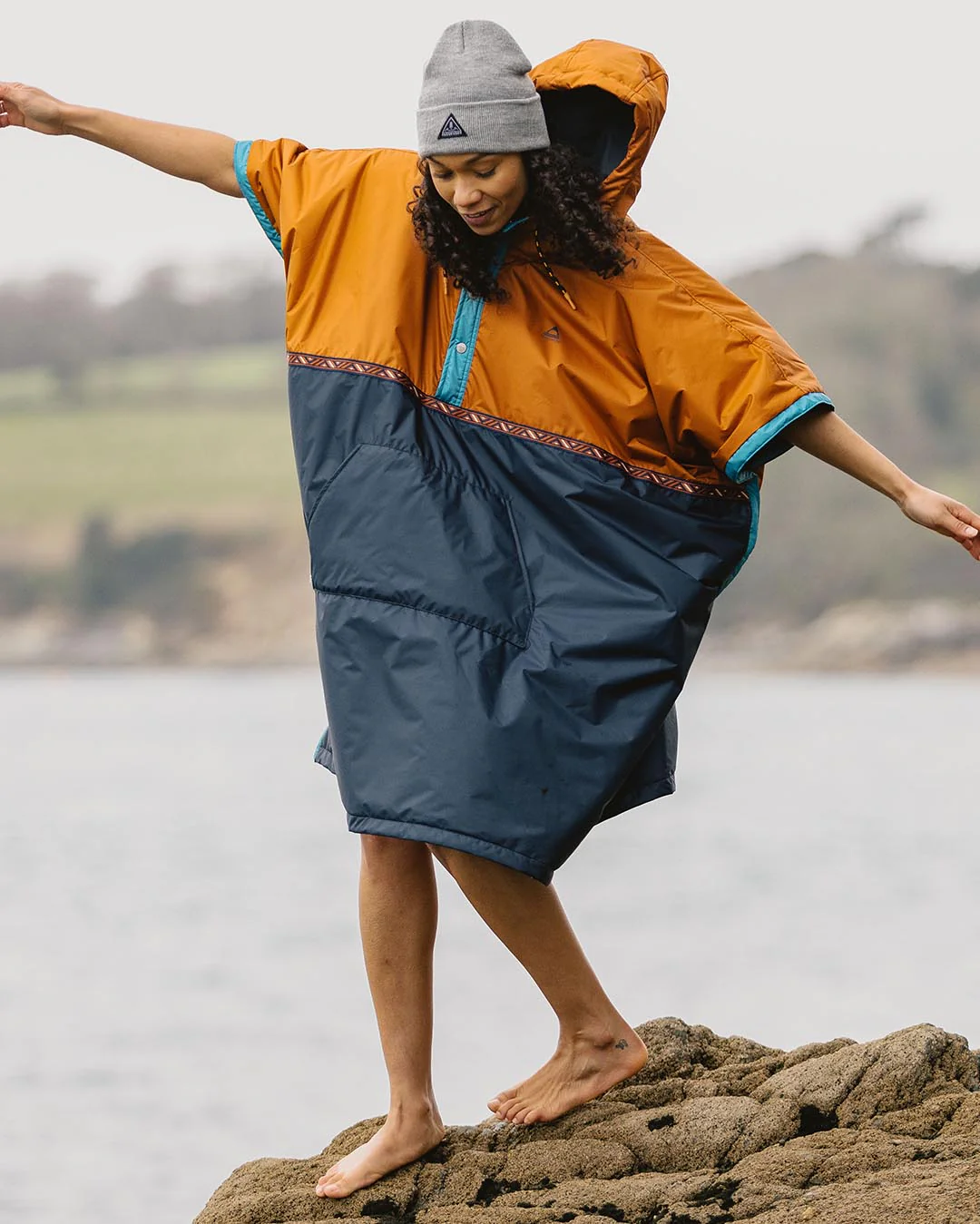 Outback Pull Over Changing Robe - Glazed Ginger/Deep Navy - Image 4