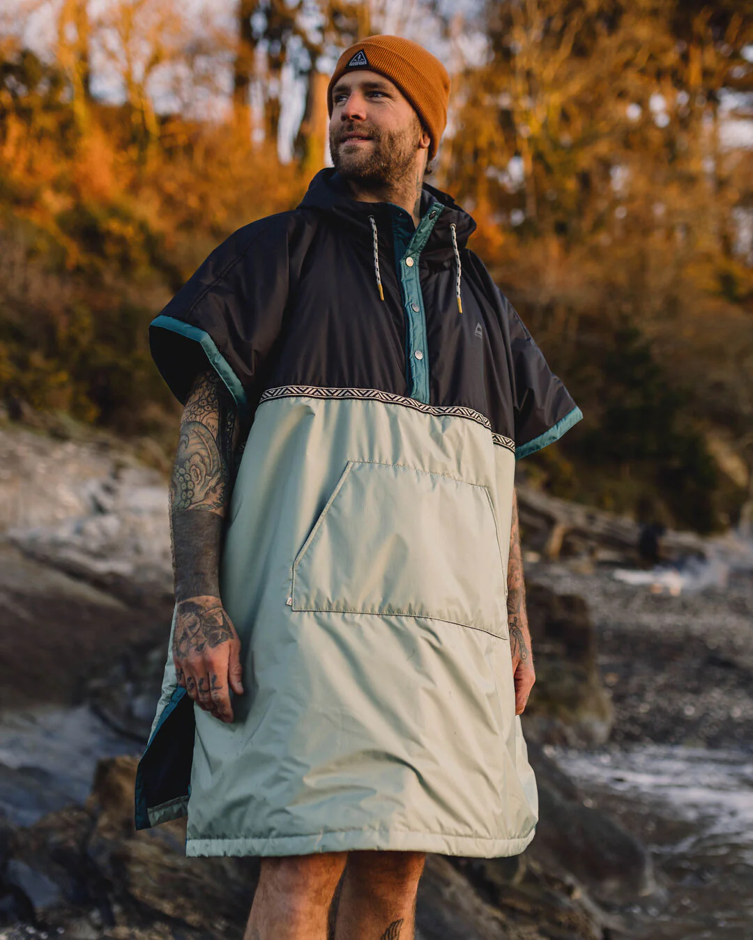 Outback Pull Over Changing Robe - True Black/Pistachio