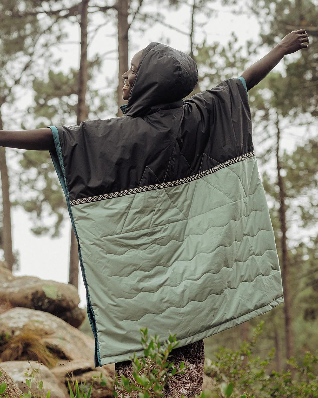 Outback Pull Over Changing Robe - True Black/Pistachio - Image 9