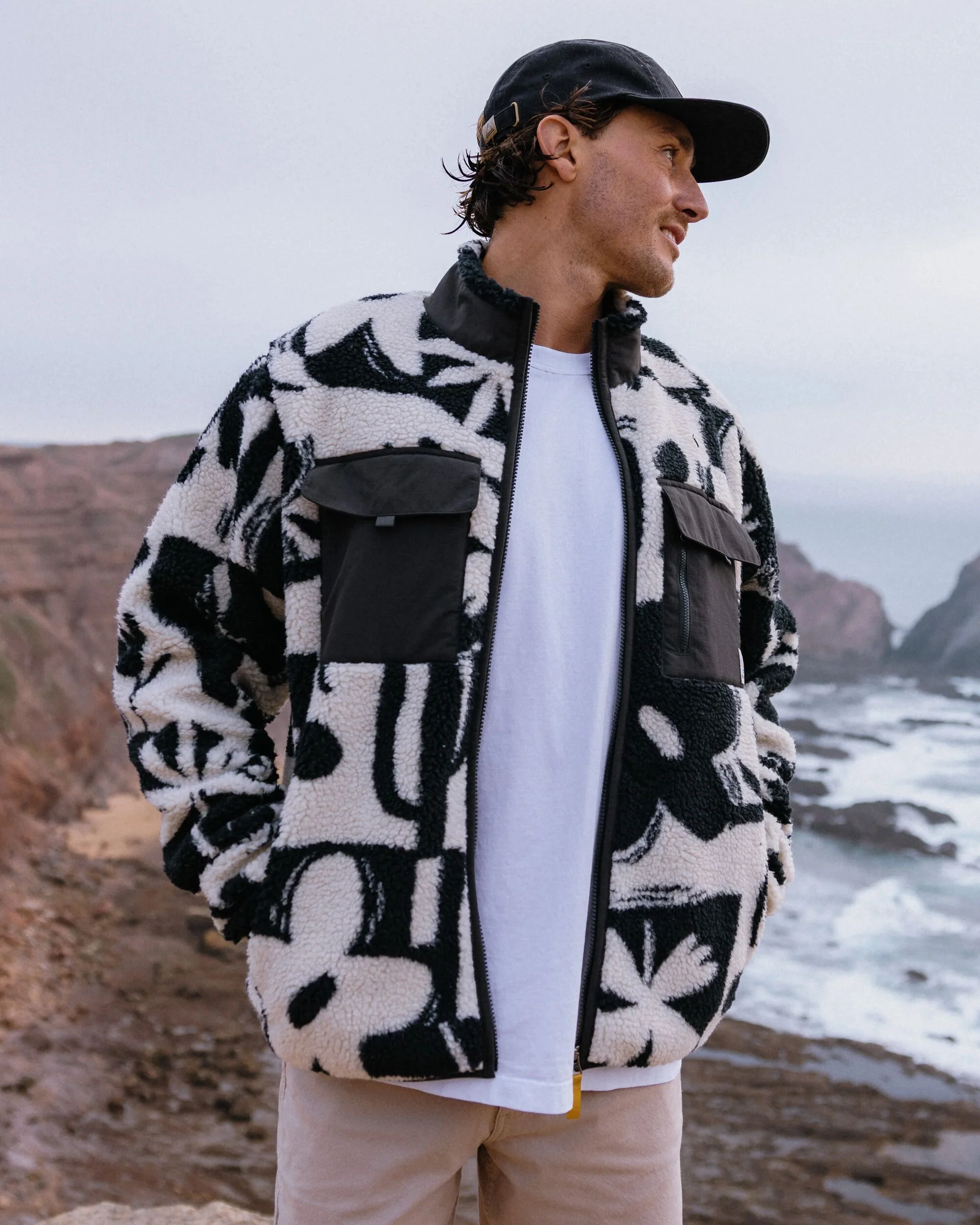 Valiant Deep Pile Fleece - Roam Further Black