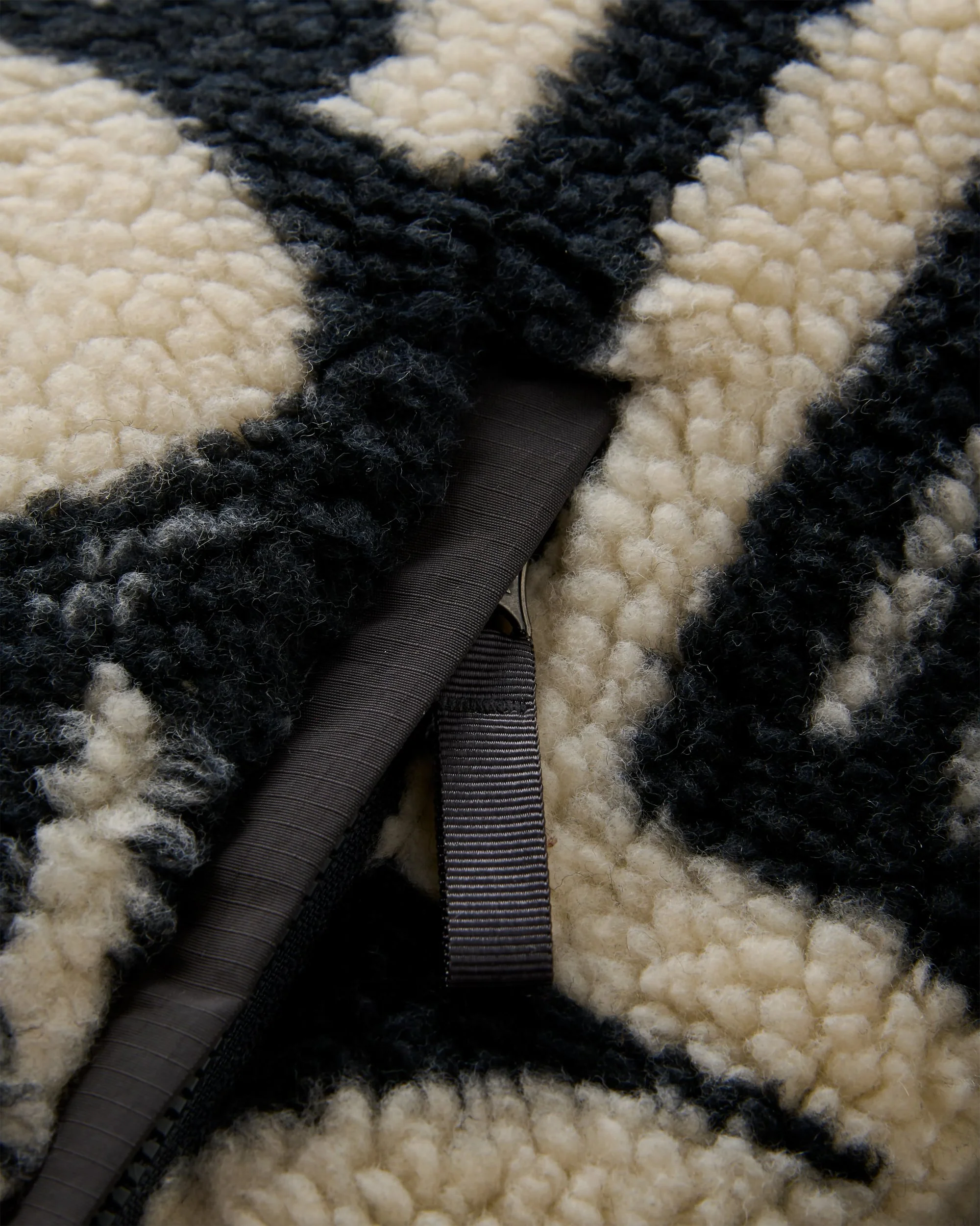Valiant Deep Pile Fleece - Roam Further Black - Image 11