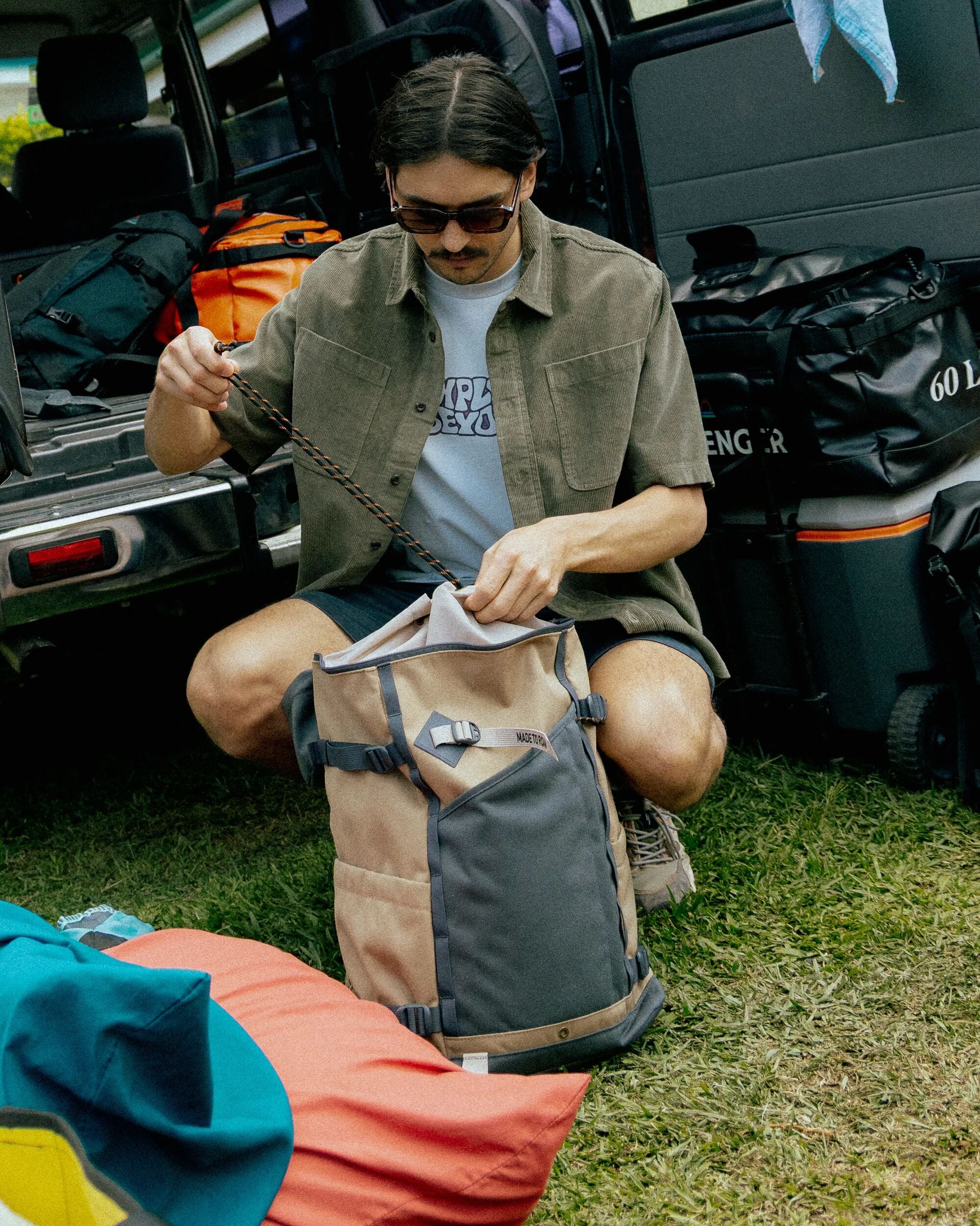 Vantage 30L Backpack - Charcoal/ Caramel - Image 3