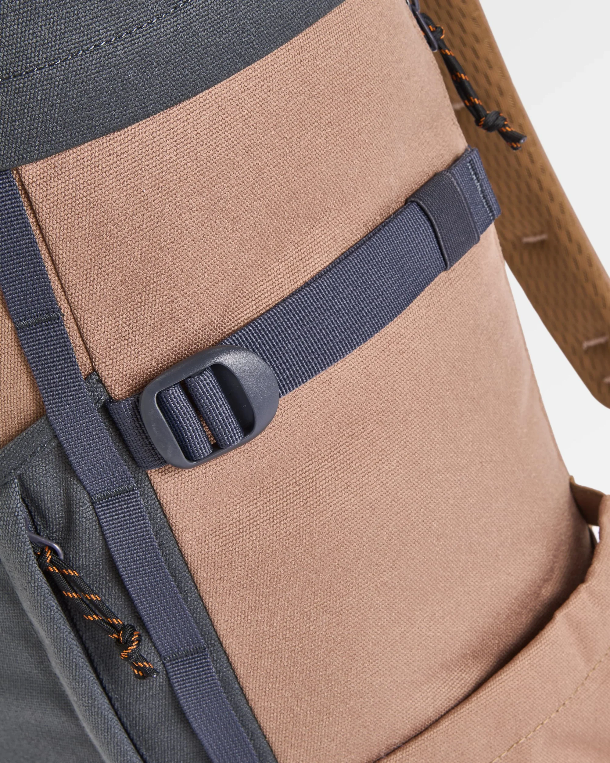 Vantage 30L Backpack - Charcoal/ Caramel - Image 9